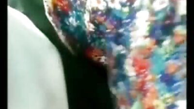สีน้ำตาลเย้ายวนใจของสามีที่ตื่นเต้นหลงระเริงในท่าของผู้ขับขี่. วีดีโอ โป้