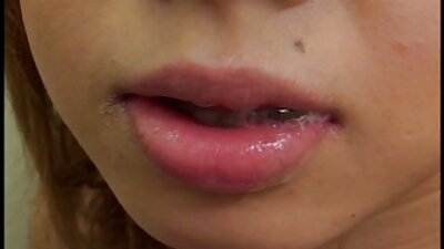 สาวน้อย blowjob วีดีโอ โป๊ ออนไลน์ ทำให้ blowjob เปียกในกล้องวิดีโอระยะใกล้