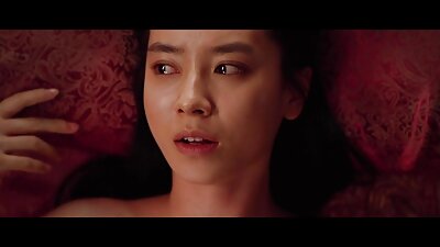 สาวอ้วนในชุดชั้นในสีแดงคุกเข่าลงสำหรับมือสมัครเล่น ดู หนัง วีดีโอ โป๊ blowjob.