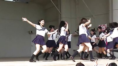 เขานวดมือแล้วก็เป็นสมาชิกของแม่เลี้ยงสุดเซ็กซี่ที่มีผมหางม้าด้วย วีดีโอ โป้ ฝรั่ง